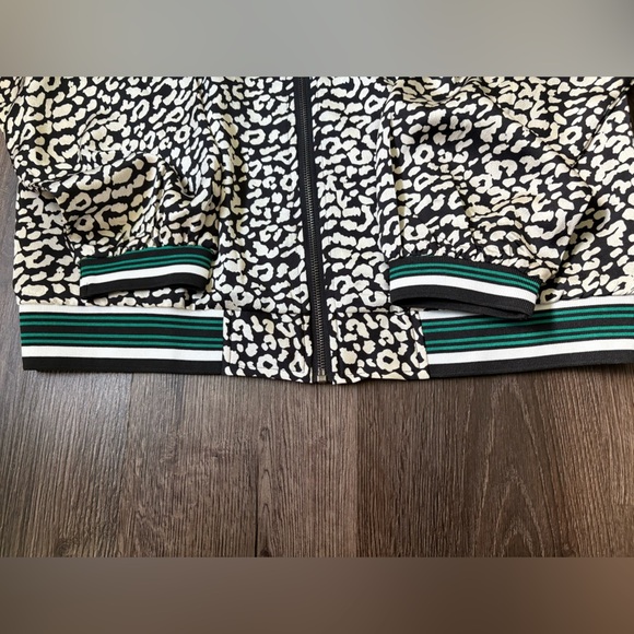 Kori America Women’s Leopard Zip-Up Shirt (Large) - Picture 8 of 8